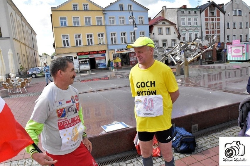 Stanisław Majkowski z Bytowa nawet 66. urodziny świętuje biegając. Z przyjaciółmi pokonał 66 okrążeń stadionu