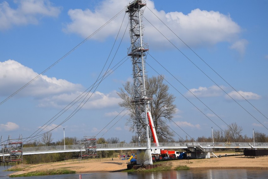 Trwa remont mostu wiszącego nad rzeką Wartą w Sieradzu