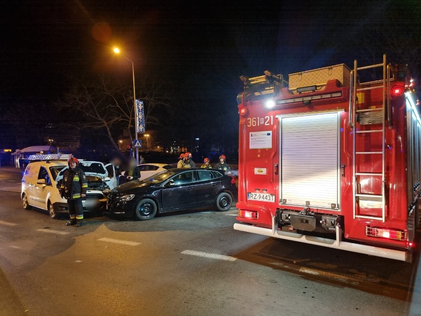 Zderzenie volvo z fordem na ul. Jagiellońskiej w Przemyślu. To była kolizja [ZDJĘCIA]