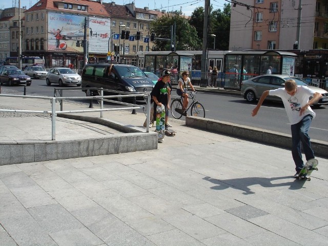 Skaterzy ćwiczą przy przejściu podziemnym przy ul. Świdnickiej