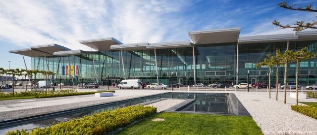 Główną nagrodę w tegorocznym konkursie Piękny Wrocław jury przyznało nowemu terminalowi pasażerskiemu Międzynarodowego Portu Lotniczego we Wrocławiu.

Terminal otrzymał też 1. nagrodę w kategorii budynek użyteczności publicznej 