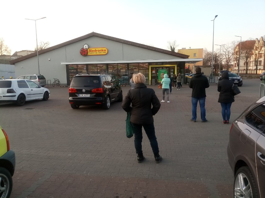 Kolejki przed sklepami w Krośnie Odrzańskim. Ostrzeżenia na...