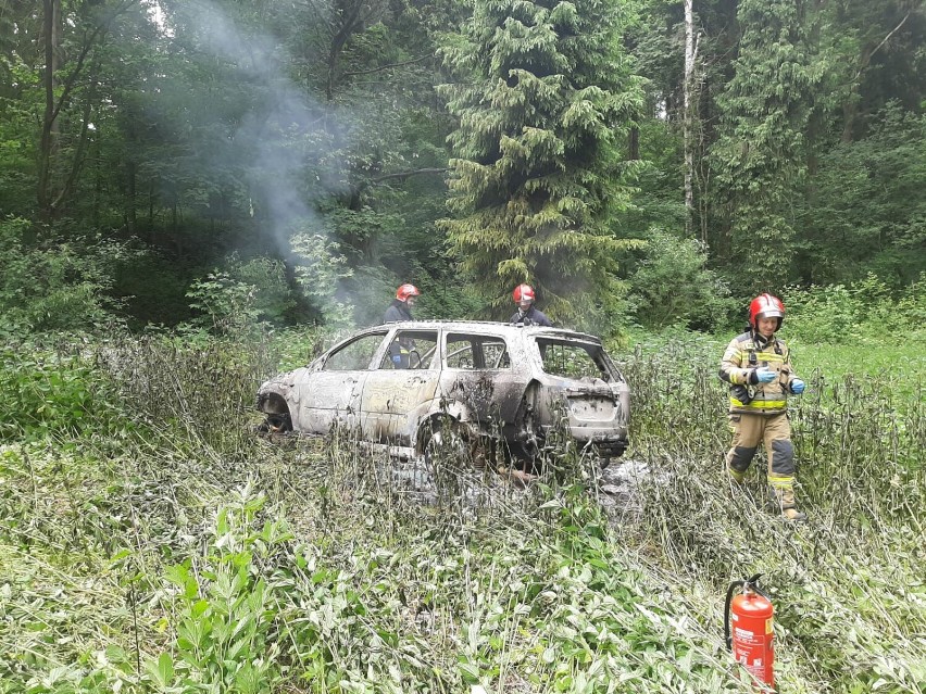 Nowy Sącz pożar samochodu. W lesie zapaliło się auto. Strażacy gasili ogień woda z potoku 