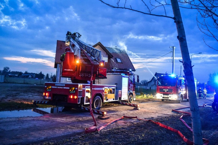 Pożar domu jednorodzinnego w Lasocicach. Dwie lokatorki pod opieką pogotowia. Spłonął dach [ZDJĘCIA i FILMY]