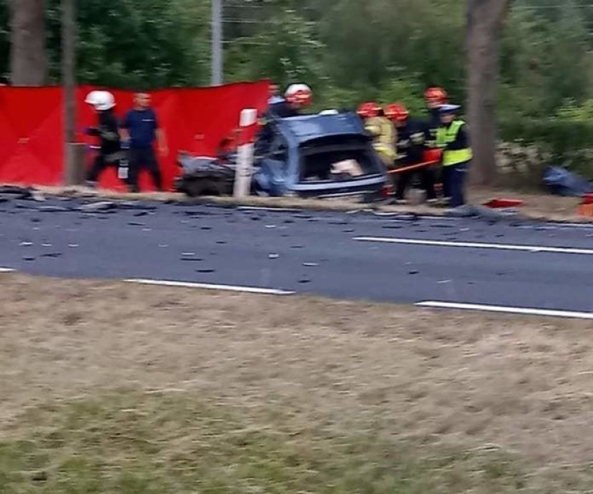 Droga w miejscu wypadku została zablokowana. Policjanci...