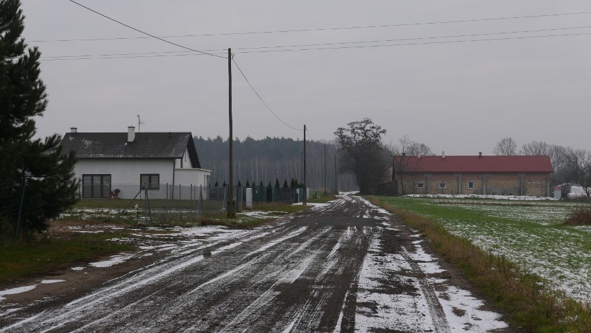 Droga Golice-Małe w gminie Poddębice zyska nową nawierzchnię. Umowa podpisana (fot)