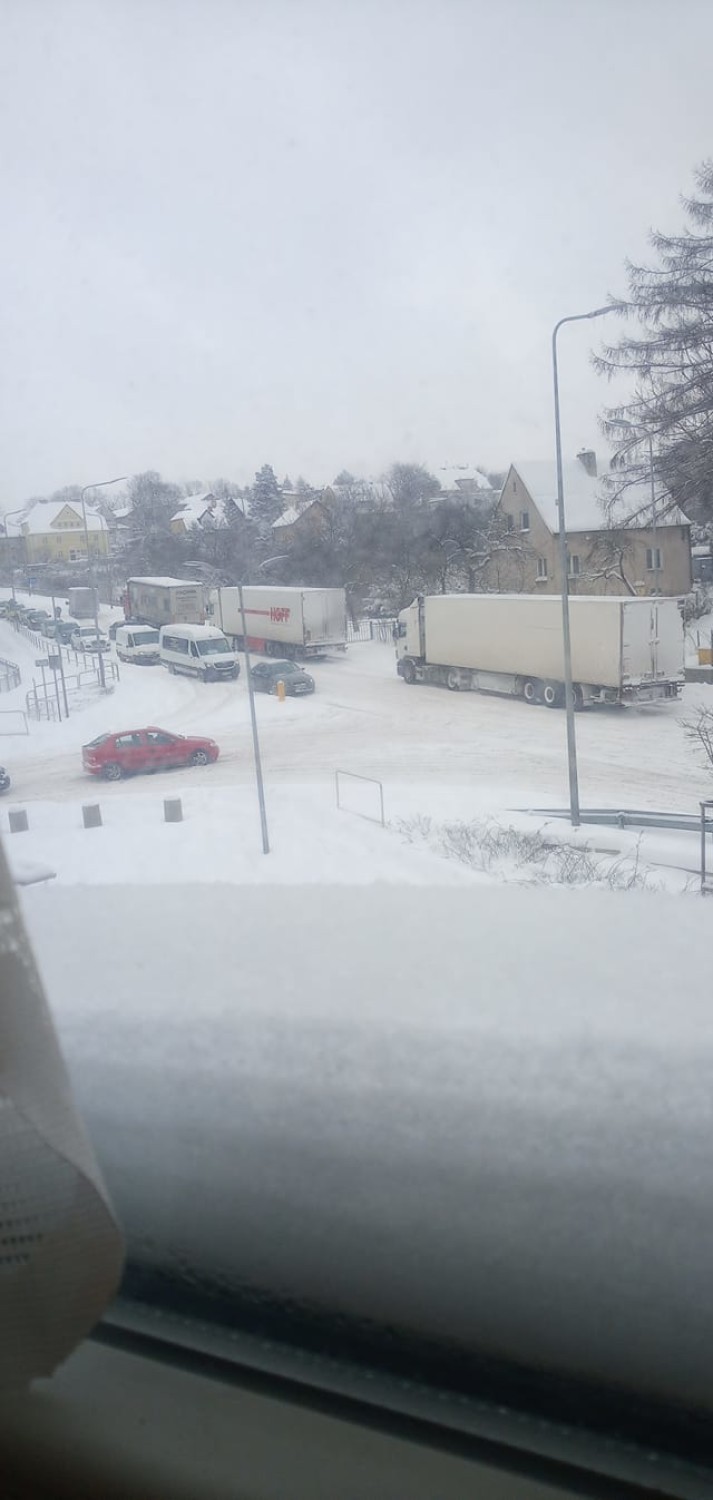 Opady śniegu sparaliżowały Wałbrzych. Miasto stoi w korkach,...