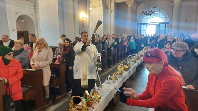 W Wielką Sobotę wierni odwiedzali ostrowieckie kościoły, by poświęcić pokarmy na wielkanocne stoły. Na zdjęciu: wierni podczas święcenia pokarmów, przez księdza Aleksandra Zduna, w ostrowieckiej kolegiacie świętego Michała Archanioła.