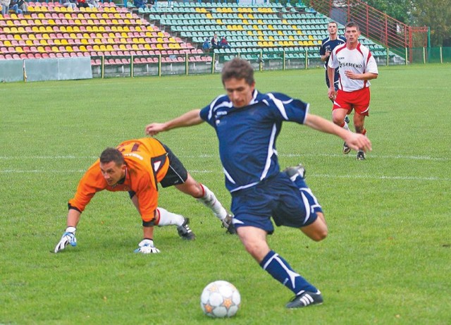 W poprzednim sezonie Błękitni pewnie pokonali u siebie Orkana Rumia. Wygrali 5:0, a cztery gole strzelił wtedy Robert Gajda (z piłką).
