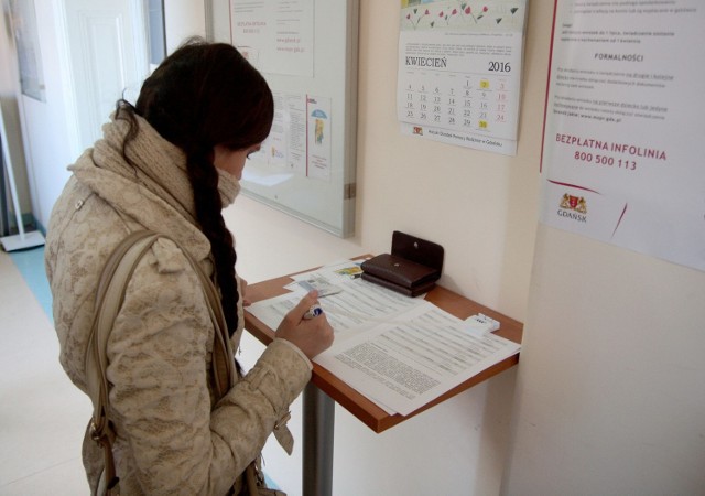 300 plus 

Kolejne świadczenie mogą otrzymać rodzice raz do roku, w okolicach września. To świadczenie Dobry Start, czyli 300 złotych na szkolną wyprawkę. Przysługują wszystkim dzieciom w wieku szkolnym. Podobnie, jak w przypadku 500 plus konieczne jest złożenie wniosku.