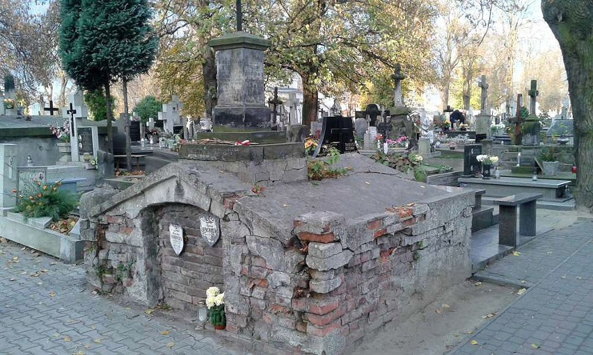 Grobowiec, w którym spoczywa Henryk Mikołaj Miler,...