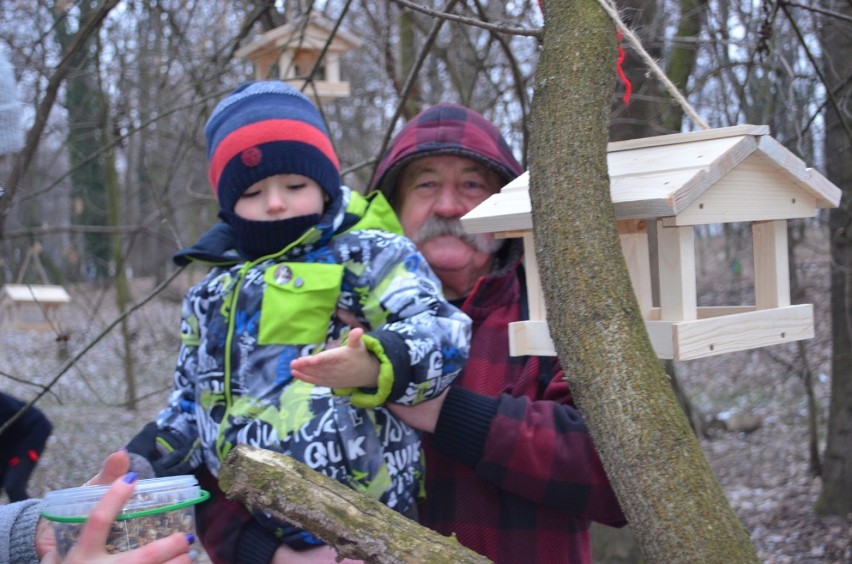 Głogów: Dziadkowie z wnukami zrobili karmniki dla ptaków (ZDJĘCIA)