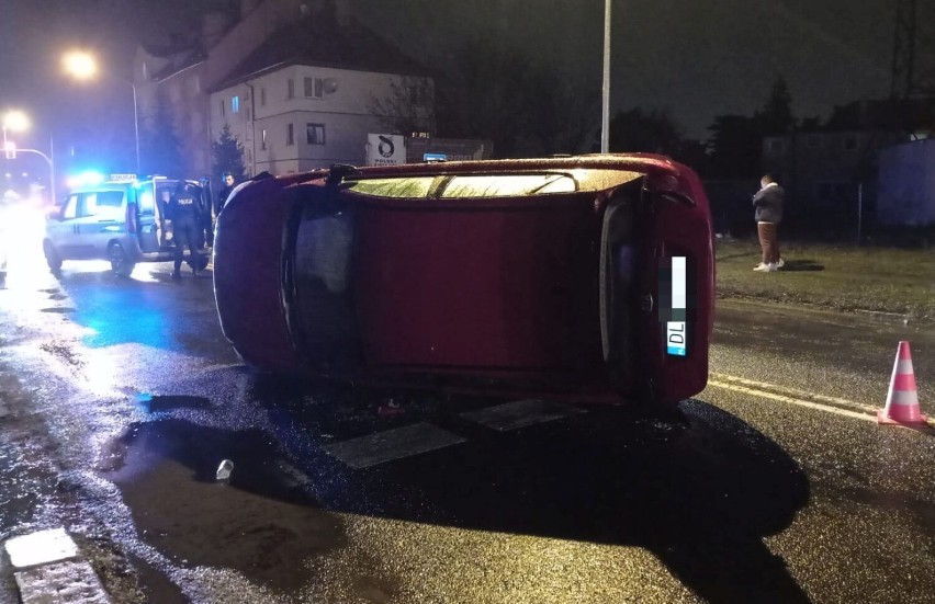Wypadek na ulicy Poznańskiej w Legnicy, na prostym odcinku drogi dachowało auto