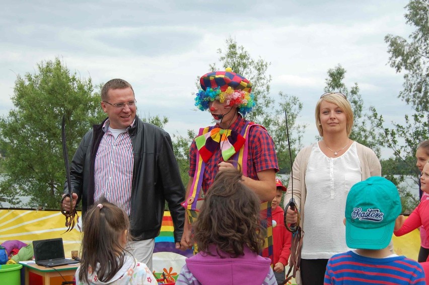 Człuchów. Dmuchańce, zabawy z klaunem, malowanie twarzy, słodkości... podczas przedszkolnego festynu