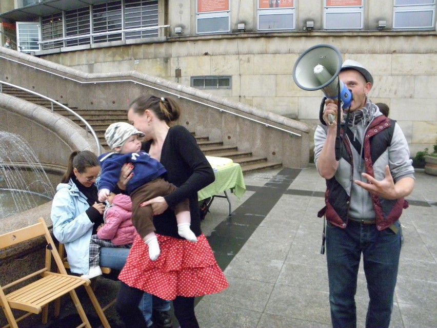 Bielsko-Biała: Karmienie piersią na ulicy to nie obciach [ZDJĘCIA, WIDEO]