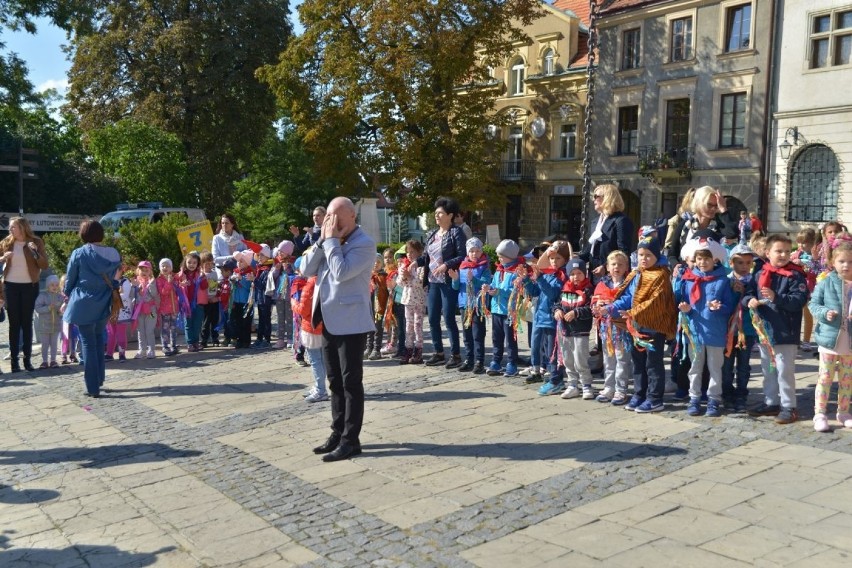 Przedszkolaki świętowały na Rynku w Sandomierzu. Burmistrz rozdawał lizaki (ZDJĘCIA)