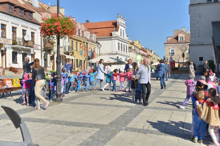 Przedszkolaki świętowały na Rynku w Sandomierzu. Burmistrz rozdawał lizaki (ZDJĘCIA)