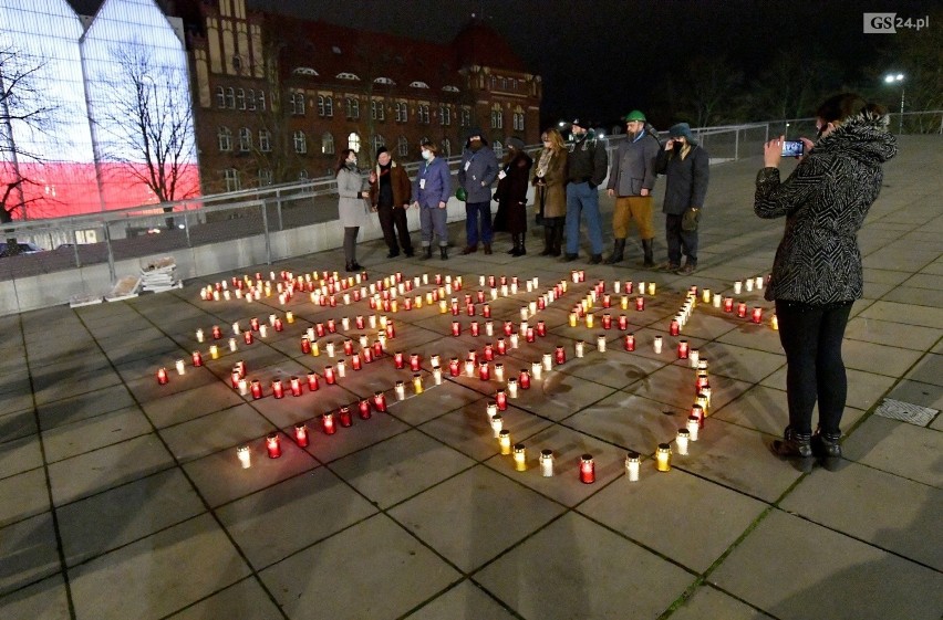 50. rocznica Grudnia '70 w Szczecinie. Światła Pamięci zapłonęły na placu Solidarności