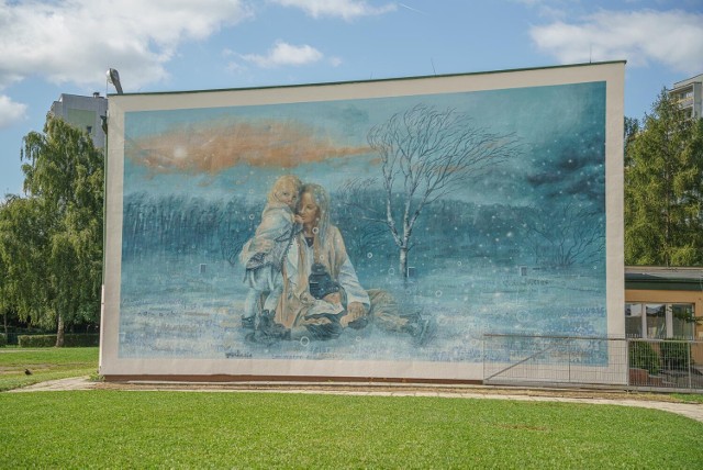 Ścianę sali gimnastycznej Zespołu Szkół nr 2 im. Sybiraków w Nowym Sączu zdobi nowy mural. To portret Matki Sybiraczki, obok którego nie da się przejść obojętnie