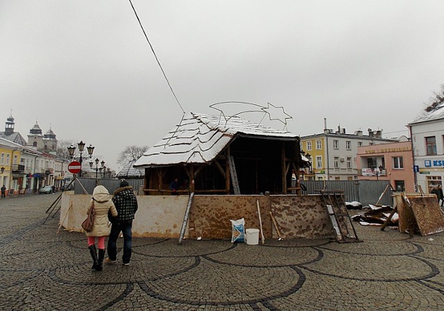 Budowa szopki bożonarodzeniowej w Chełmie idzie pełną parą