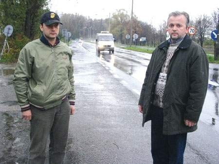 Mirosław Brudny (z lewej) i Roman Malik boją się, że kiedyś zginą przed własnymi domami. WOJCIECH TRZCIONKA
