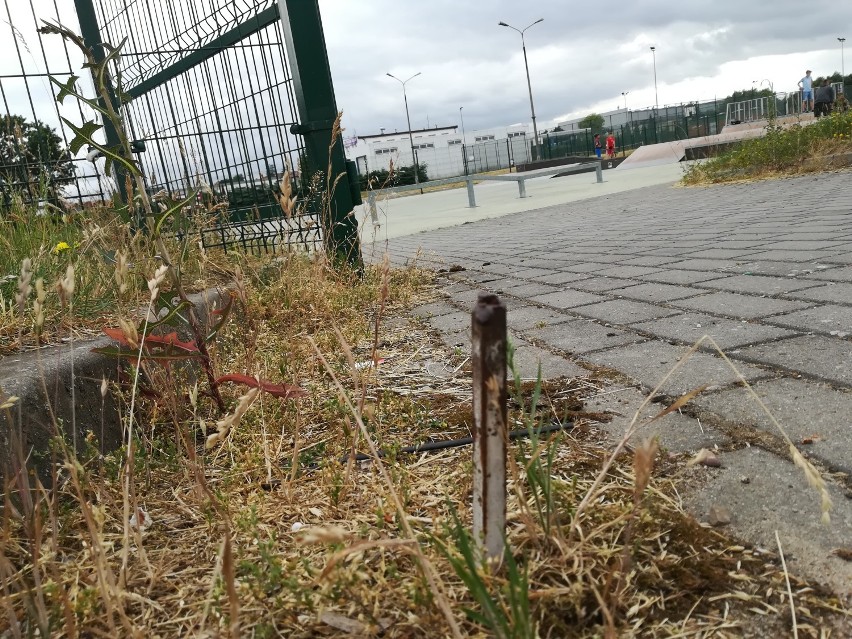 O niebezpiecznym, wystającym pręcie przy skateparku...