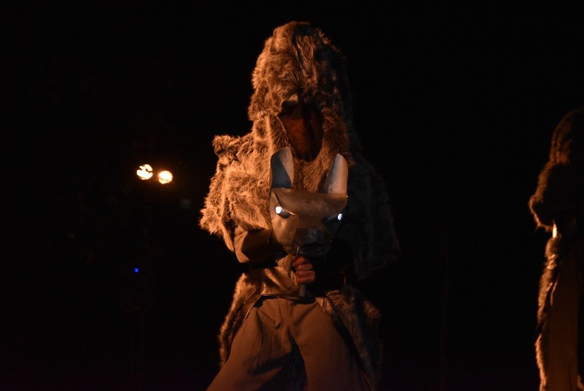 "Czas wilka" w wykonaniu Teatru Ewolucji Cienia w Granowie
