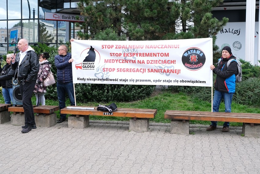 Porażka obrońców nauki stacjonarnej w szkołach bez obostrzeń. Na protest ''Dzieci do szkół'' przyszło tylko kilkanaście osób