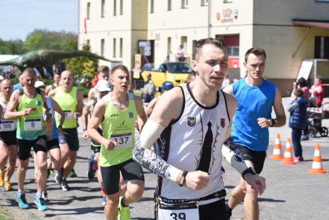 VIII Ogólnopolski Bieg Tropami Śląskich Dinozaurów w Lisowicach 1.05.2019 - bieg główny na 10 km.