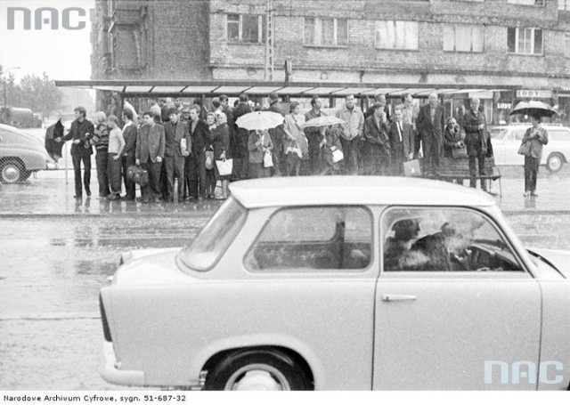 Ludzie na przystanku przy skrzyżowaniu ulic Puławskiej i Skolimowskiej w Warszawie, 1968.