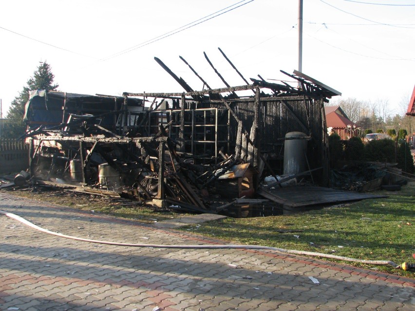 Groźny pożar w Smęgorzowie. Płomienie zagrażały budynkowi mieszkalnemu 