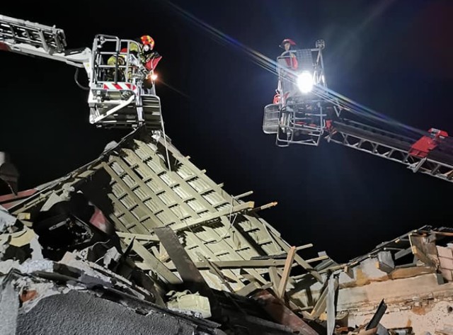 Akcja strażaków po katastrofie budowlanej w Różannie trwała ponad sześc godzin