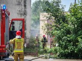 Leszno.  Pożar na Towarowej. Ogień w pustostanie kolejowym. Ktoś wypalał kable? ZDJĘCIA