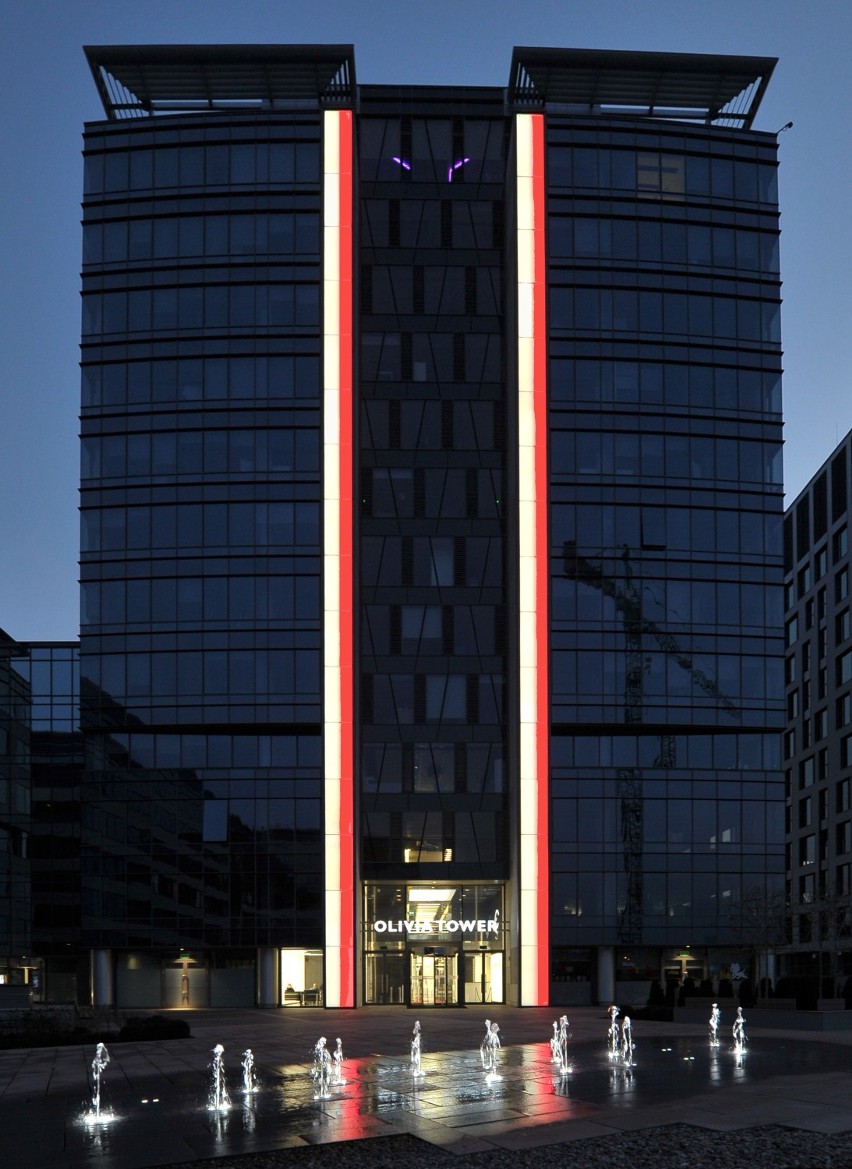 Największa flaga w metropolii pojawi się 2 maja na budynku Olivia Tower [ZDJĘCIA]