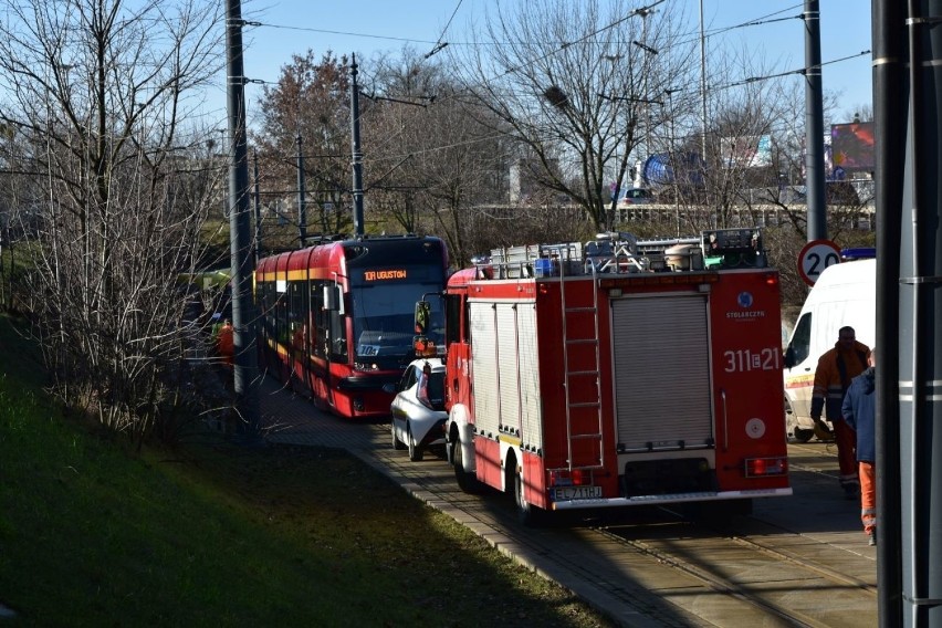 Wypadek koło dworca Łódź Kaliska. Zderzenie tramwajów na Bandurskiego. Są ranni ZDJĘCIA