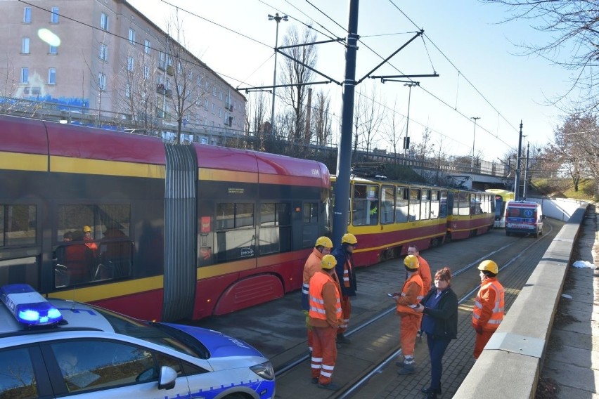 Wypadek koło dworca Łódź Kaliska. Zderzenie tramwajów na Bandurskiego. Są ranni ZDJĘCIA