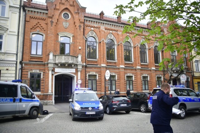 Do napadu na bank przy ulicy Piłsudskiego doszło w czwartek 28 kwietnia. na miejscu pracują policjanci.