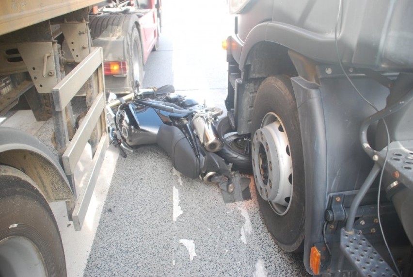 Wypadek na DK-1 w Koziegłowach. Rannego motocyklistę zabrał śmigłowiec [FOTO]