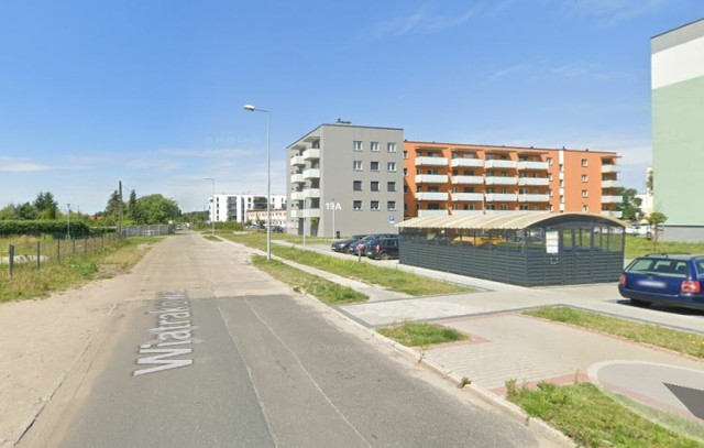 Zrzut ulicy Wiatrakowej z lipca 2022 roku, gdy były tam jeszcze płyty drogowego wyłożone przez gminę Nowy Tomyśl.