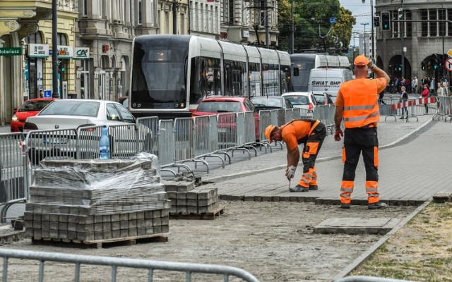 Pierwszy przetarg na budowę przystanku wiedeńskiego ogłoszono w listopadzie 2018 roku. Nie znalazł się chętny, więc przetarg powtórzono. Zgłosiła się tylko jedna firma. Strabag wycenił prace na ponad 4,5 mln zł, a miasto planowało wydać nieco ponad milion zł. Zatem znów sprawa nie doszła do skutku. W kolejnym przetargu wartość inwestycji wyceniono na nieco ponad 266 tys. zł. Ostatecznie spośród zgłoszeń wybrano ofertę firmy Prasbet z Grudziądza - była najtańsza (498 tys. zł), choć i tak wyższa, niż planowano wydać.

Prace są utrudnione, gdyż odbywają się bez wyłączenia tego odcinka z ruchu.

Co to w ogóle jest przystanek wiedeński? Na takim przystanku powierzchnia jezdni jest wyrównana do poziomu chodnika - pasażerom jest łatwiej wsiadać i wysiadać z pojazdu.

Od wczoraj (poniedziałek 8 lipca) w okolicach budowy obowiązuje zmiana organizacji ruchu. Przystanek komunikacji miejskiej i zamiejskiej został tymczasowo przesunięty w stronę ul. Mostowej. Na odcinku od ul. Karmelickiej na długości 60 metrów zamknięty zostanie chodnik dla pieszych. Ruch pieszy będzie się odbywał tymczasowym przejściem przez ul. Karmelicką i ścieżkami przez Plac Teatralny. Ruch kołowy i tramwajowy - bez zmian. 

Zobaczcie zdjęcia z budowy przystanku wiedeńskiego w Bydgoszczy>>>