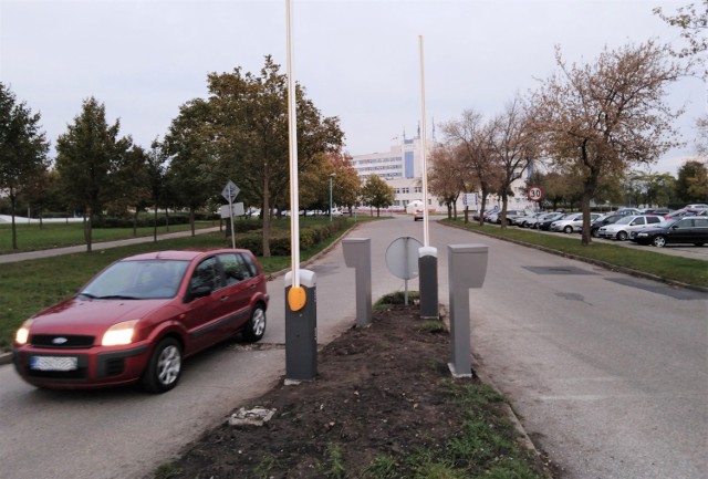 Pod szpitalem w Inowrocławiu zamontowano automatyczne szlabany. Od 2 listopada parkingi pod lecznicą będą płatne