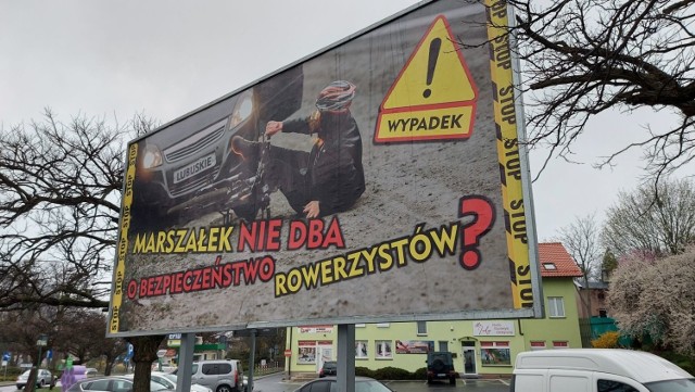 Przed urzędem miasta w Zielonej Górze ustawiono kontrowersyjny billboard