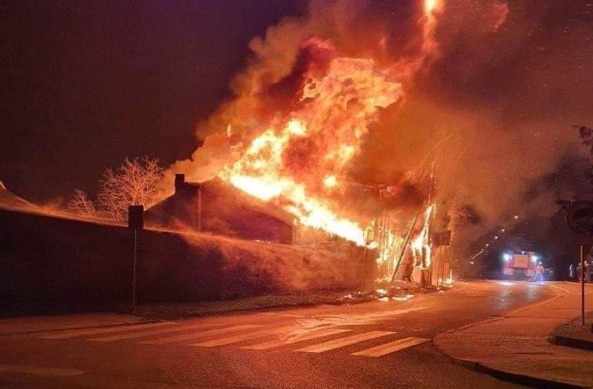 Ogromny pożar stodoły wypełnionej słomą w Otorowie [NOWE ZDJĘCIA]