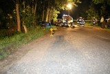 Śmiertelny wypadek w Mielcuchach koło Czajkowa. Bmw uderzyło w drzewo. Nie żyje trzech mężczyzn FOTO