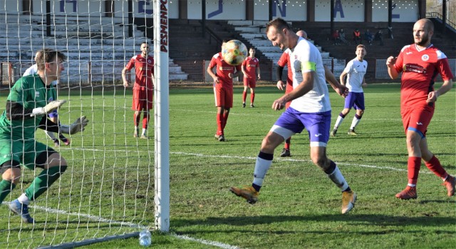 Klasa okręgowa, Chrzanów: Hejnał Kęty - Babia Góra Sucha Beskidzka 4:1. Na zdjęciu: Przemysław Oczkowski strzela pierwszego gola dla Hejnału.