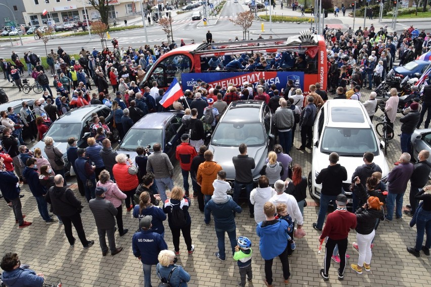 Kibice głośno skandowali nazwiska swoich ulubieńców, a także...