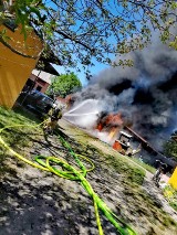 Pożar garażu w Jasieniu koło Lubochni. W środku były butle z gazem [ZDJĘCIA]