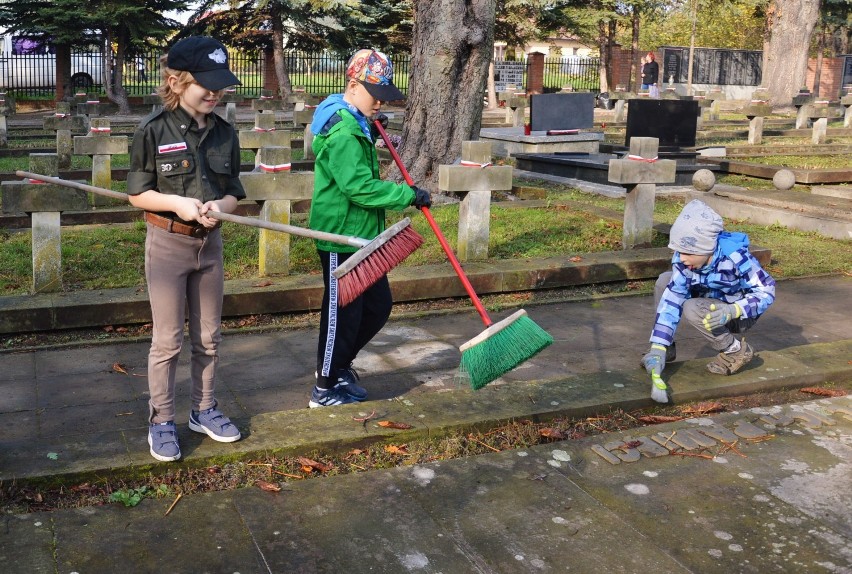 Harcerze ZHR sprzątali groby na cmentarzach w Piotrkowie