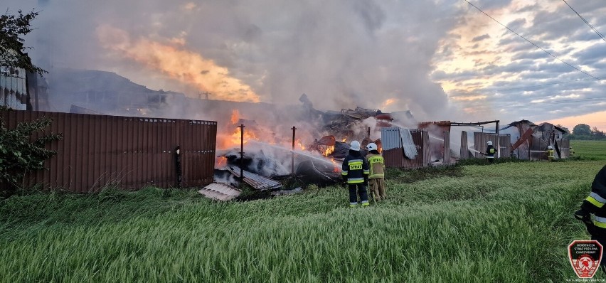 Po pożarze stolarni w Łubnej milionowe straty. Nie udało się uratować hal produkcyjnych | NOWE ZDJĘCIA