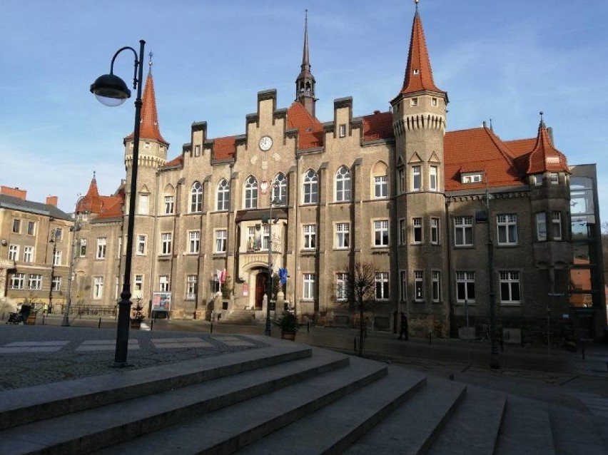 W Wałbrzychu i gminach powiatu zorganizowano transport do punktów szczepień. Zobaczcie jak skorzystać 